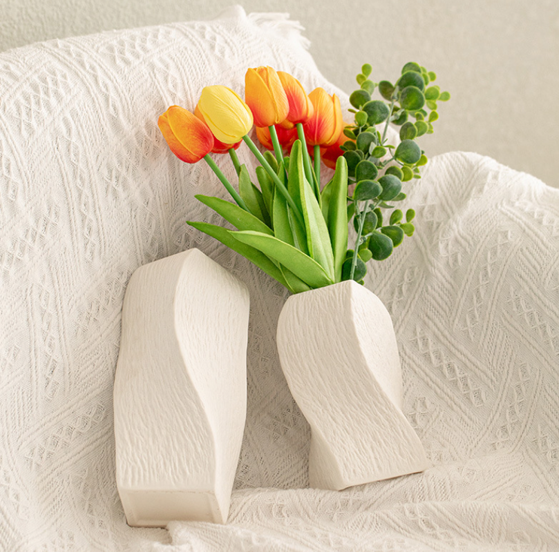 Abstract Twisted Ceramic Vase – Minimalist Sculptural Flower Vase for Home Decor 20cm