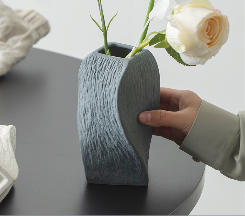 Abstract Twisted Ceramic Vase – Minimalist Sculptural Flower Vase for Home Decor 20cm